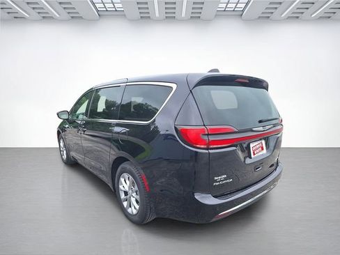 Used 2026 Chrysler Pacifica Limited FWD image 6