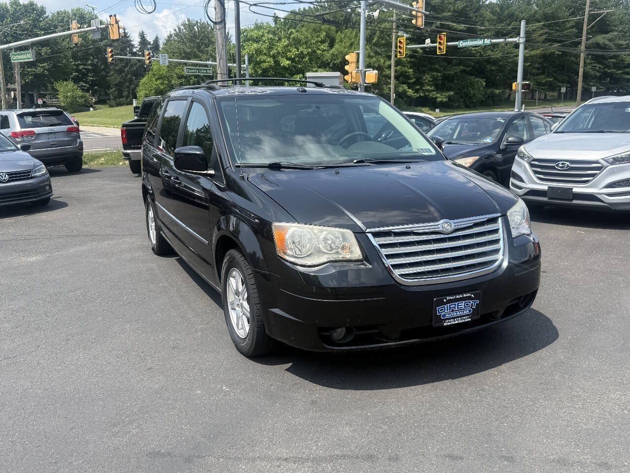 Used 2010 Chrysler Town & Country Touring Plus FWD image 2