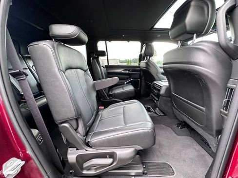 Used 2025 Jeep Wagoneer Series III w/ Premium Group I AWD/4WD image 34