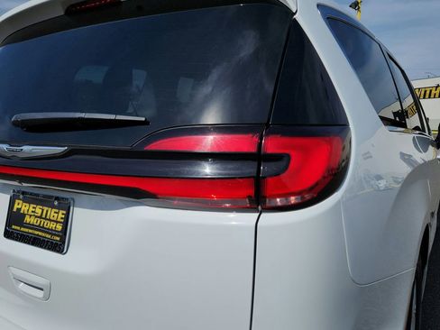 Used 2024 Chrysler Pacifica Touring-L FWD image 30
