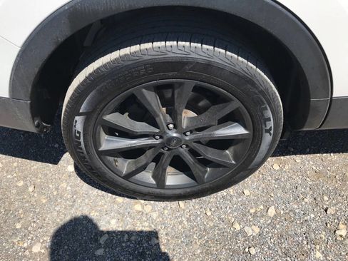 Used 2017 Ford Explorer XLT w/ Equipment Group 202A AWD/4WD image 28
