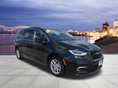 Used 2024 Chrysler Pacifica Touring-L FWD image 4
