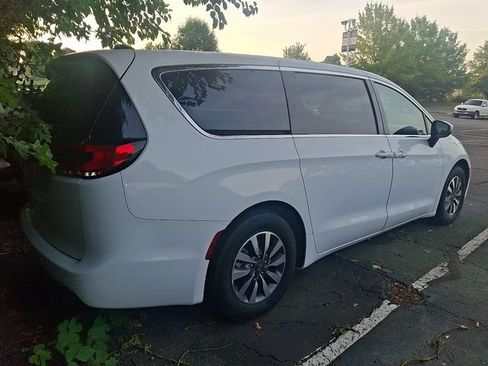Used 2023 Chrysler Pacifica Touring-L FWD image 7