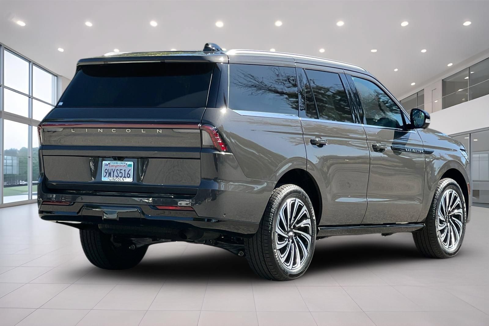 Used 2025 Lincoln Navigator Black Label AWD/4WD image 4