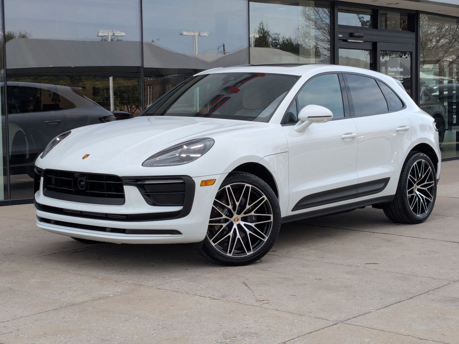 Certified 2025 Porsche Macan AWD/4WD image 1