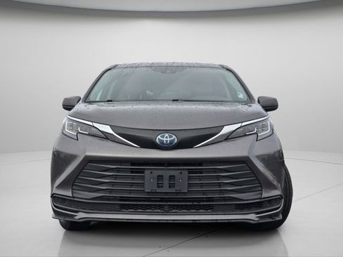 Used 2023 Toyota Sienna LE FWD image 2