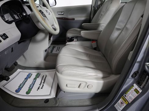 Used 2011 Toyota Sienna XLE FWD image 13