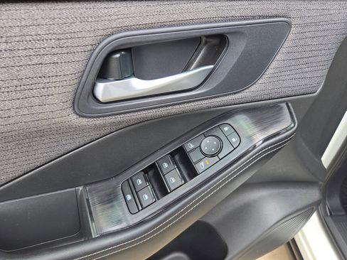 Used 2023 Nissan Rogue SV FWD image 12