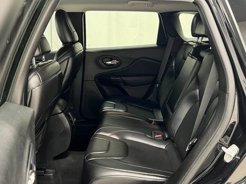 Used 2019 Jeep Cherokee Latitude Plus FWD image 31