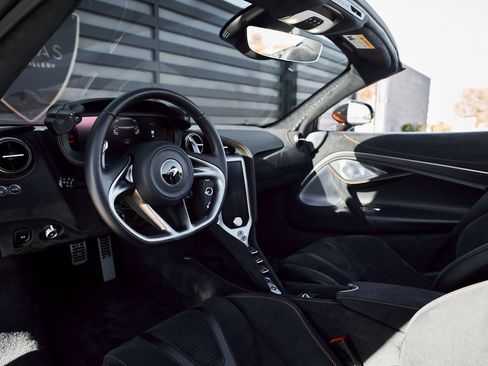 Used 2024 McLaren 750S Spider image 2