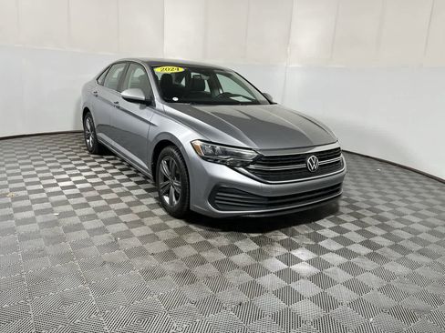 Used 2024 Volkswagen Jetta SE FWD image 2