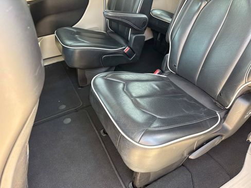 Certified 2024 Chrysler Pacifica Limited FWD image 11