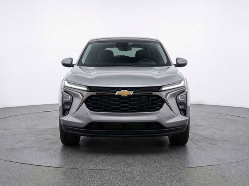 Used 2025 Chevrolet TrailBlazer LT FWD image 2