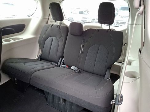 Used 2023 Chrysler Voyager LX image 10