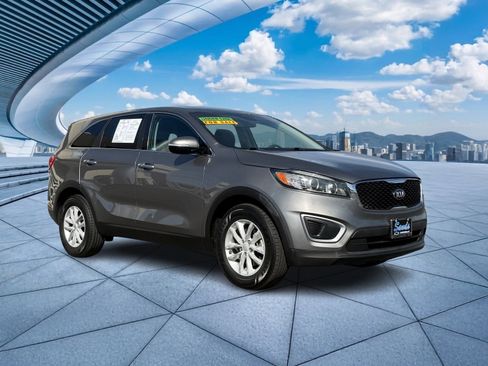 Used 2017 Kia Sorento L image 2