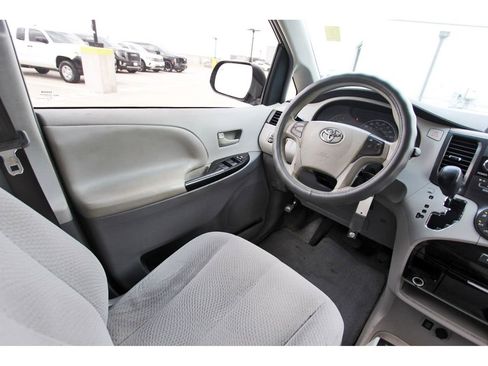 Used 2012 Toyota Sienna LE image 6