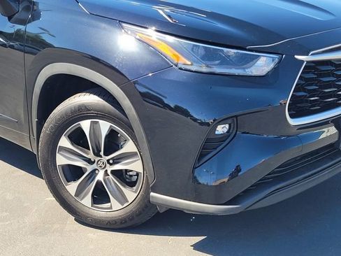 Certified 2021 Toyota Highlander XLE AWD/4WD image 3