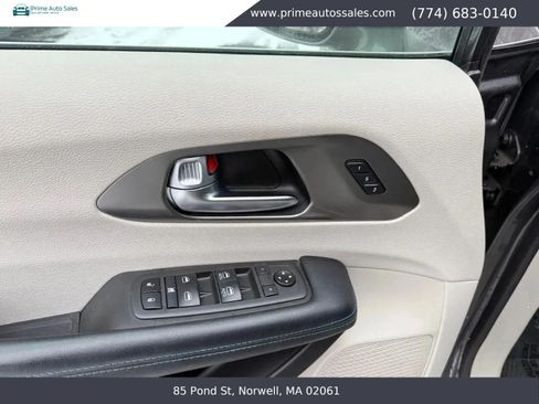 Used 2021 Chrysler Pacifica Touring-L FWD image 21