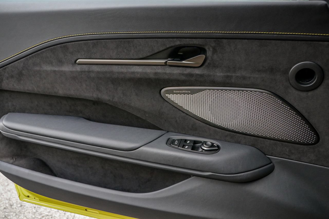 Used 2025 Aston Martin V8 Vantage Coupe RWD image 30