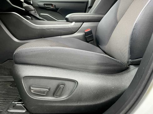 Used 2023 Toyota Highlander LE FWD image 20