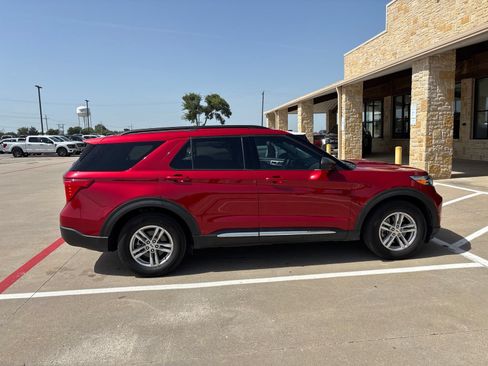 Used 2024 Ford Explorer XLT w/ Equipment Group 202A RWD image 5