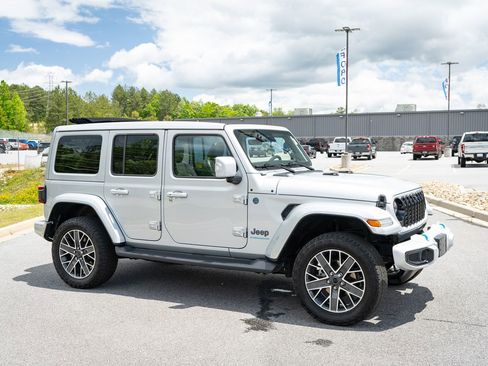 Used 2024 Jeep Wrangler High Altitude AWD/4WD image 12
