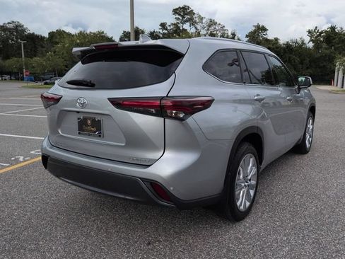 Used 2024 Toyota Highlander Limited FWD image 4
