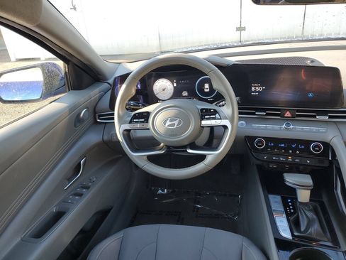 Used 2025 Hyundai Elantra SEL FWD image 12