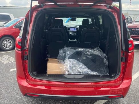 New 2026 Chrysler Pacifica Limited w/ S Appearance Package image 7