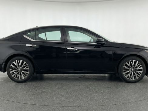 Used 2025 Nissan Altima 2.5 SV image 11