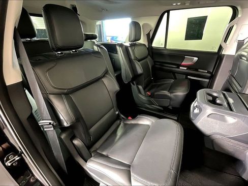 Used 2025 Ford Expedition Platinum image 39