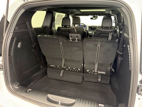 New 2026 Chrysler Pacifica Limited FWD image 8