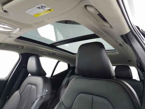 Certified 2025 Volvo XC40 B5 Core image 18