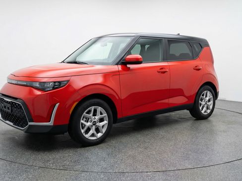 Used 2025 Kia Soul LX w/ LX Technology Package image 3