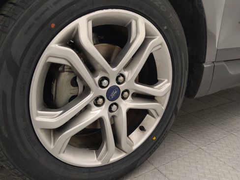 Used 2018 Ford Edge Titanium w/ Technology Package FWD image 31