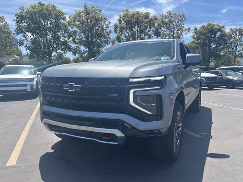 Used 2025 Chevrolet Suburban Z71 image 5