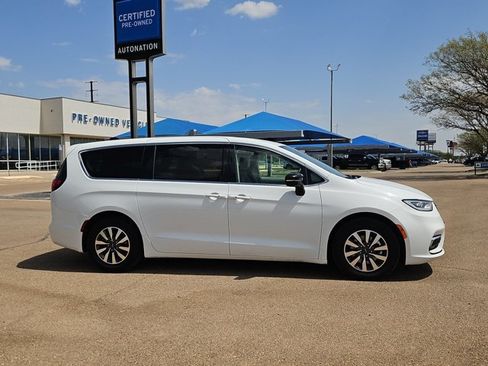 Used 2024 Chrysler Pacifica Limited FWD image 4