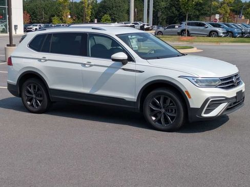 Used 2023 Volkswagen Tiguan SE AWD/4WD image 2