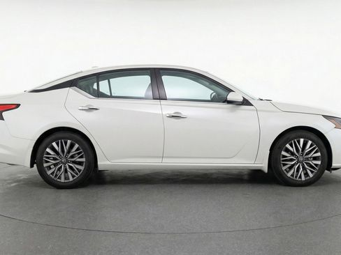 Used 2025 Nissan Altima 2.5 SV FWD image 11