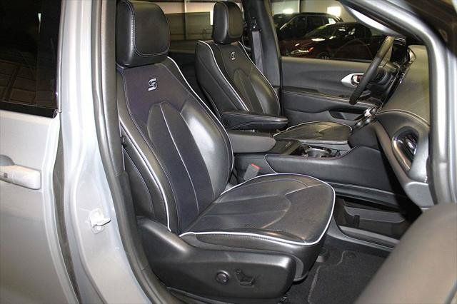 Certified 2025 Chrysler Pacifica Limited FWD image 33