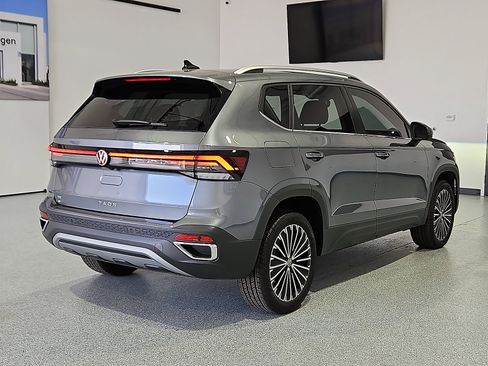 Certified 2025 Volkswagen Taos SE FWD image 5
