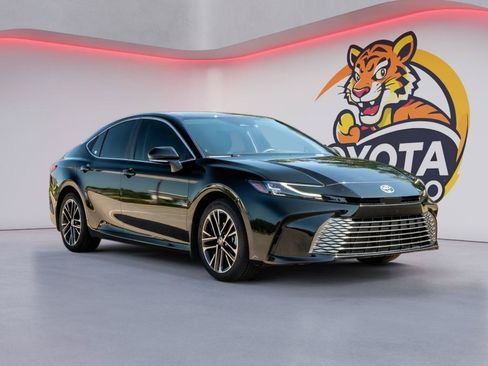 Used 2026 Toyota Camry XLE FWD image 3