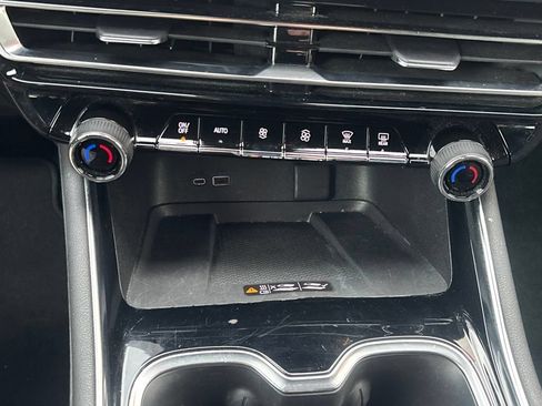 Used 2024 Chevrolet Traverse LT FWD image 14