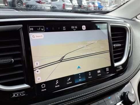 Used 2021 Chrysler Pacifica Touring-L image 20