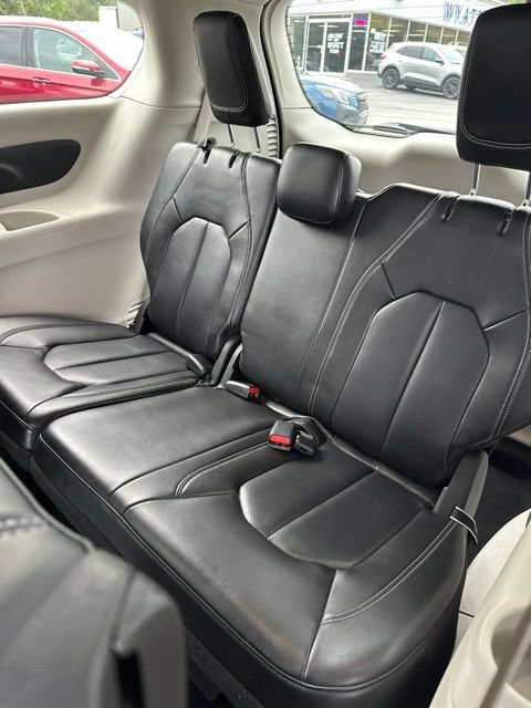 Used 2023 Chrysler Pacifica Touring-L FWD image 14