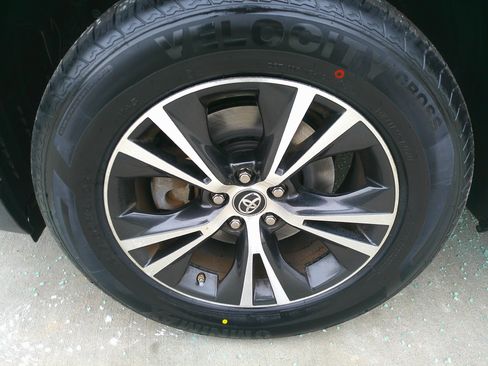 Used 2017 Toyota Highlander LE image 16