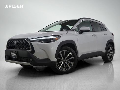 Used 2022 Toyota Corolla Cross XLE image 1