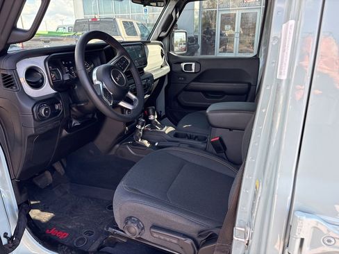 Used 2024 Jeep Wrangler Unlimited Sahara AWD/4WD image 5