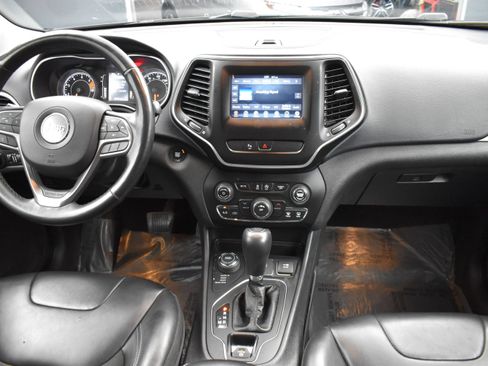 Used 2019 Jeep Cherokee Latitude Plus w/ Cold Weather Group AWD/4WD image 14