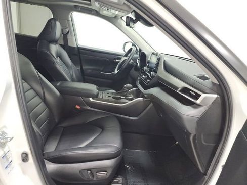 Used 2022 Toyota Highlander XLE image 15